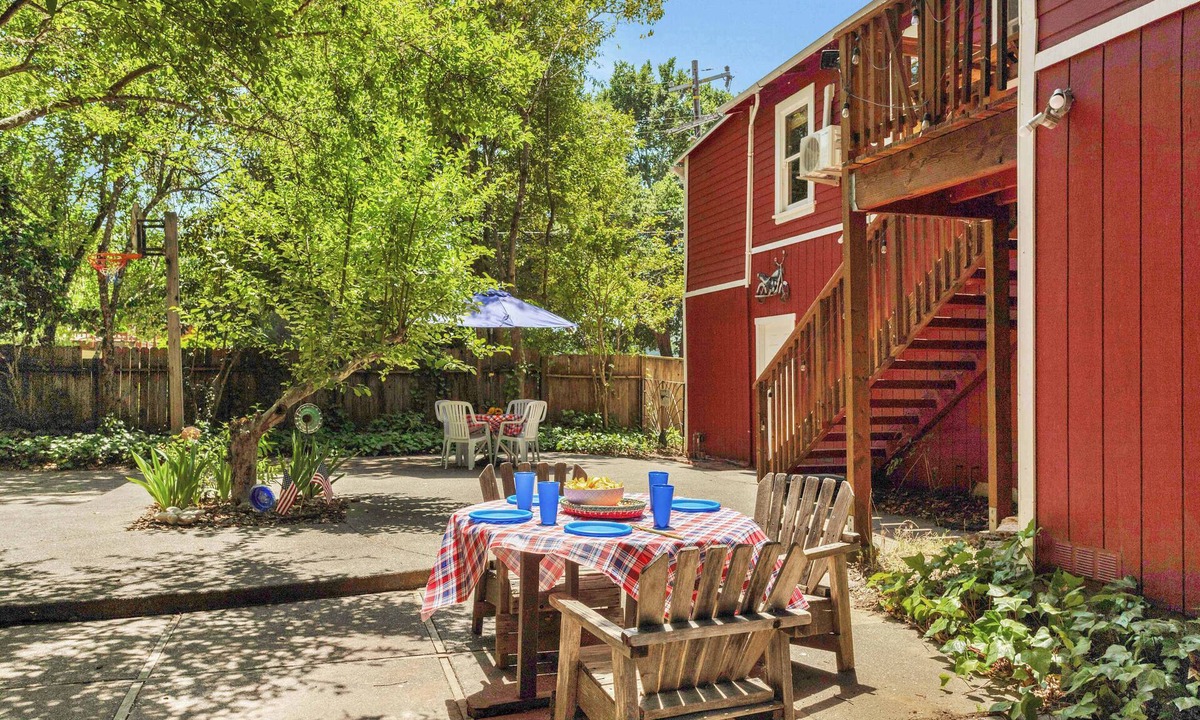 Guerneville House | Cozy Riverfront Cabin - Beach Access & Wood Stove