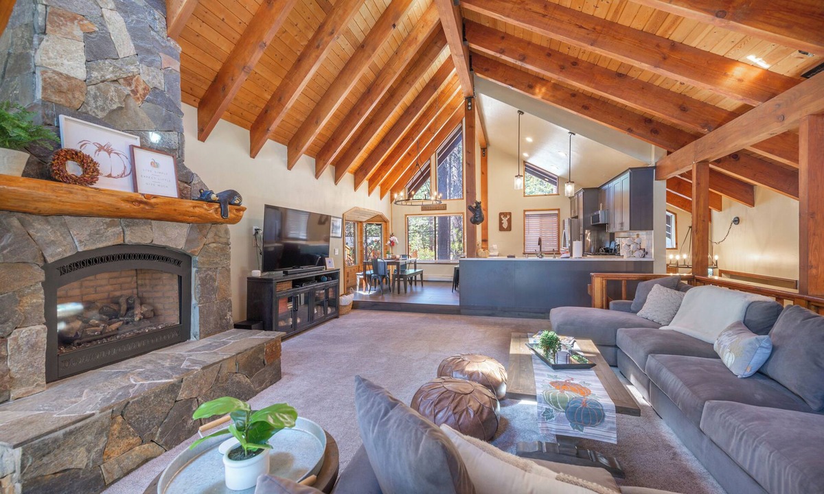 Truckee Cabin | Cozy & Spacious - 5 Bd Tahoe Donner Home - 2 Master King Bed Suites - HotTub!
