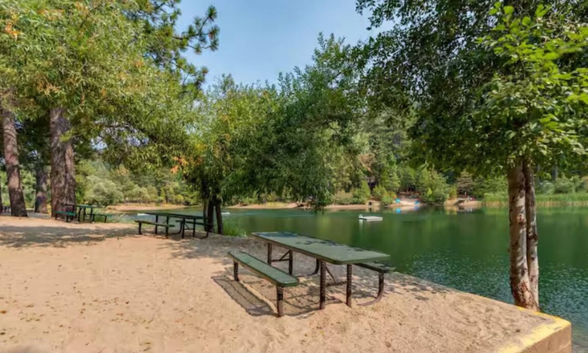 Arnold Cabin | Cozy studio cabin in Arnold California with WiFi, AC
