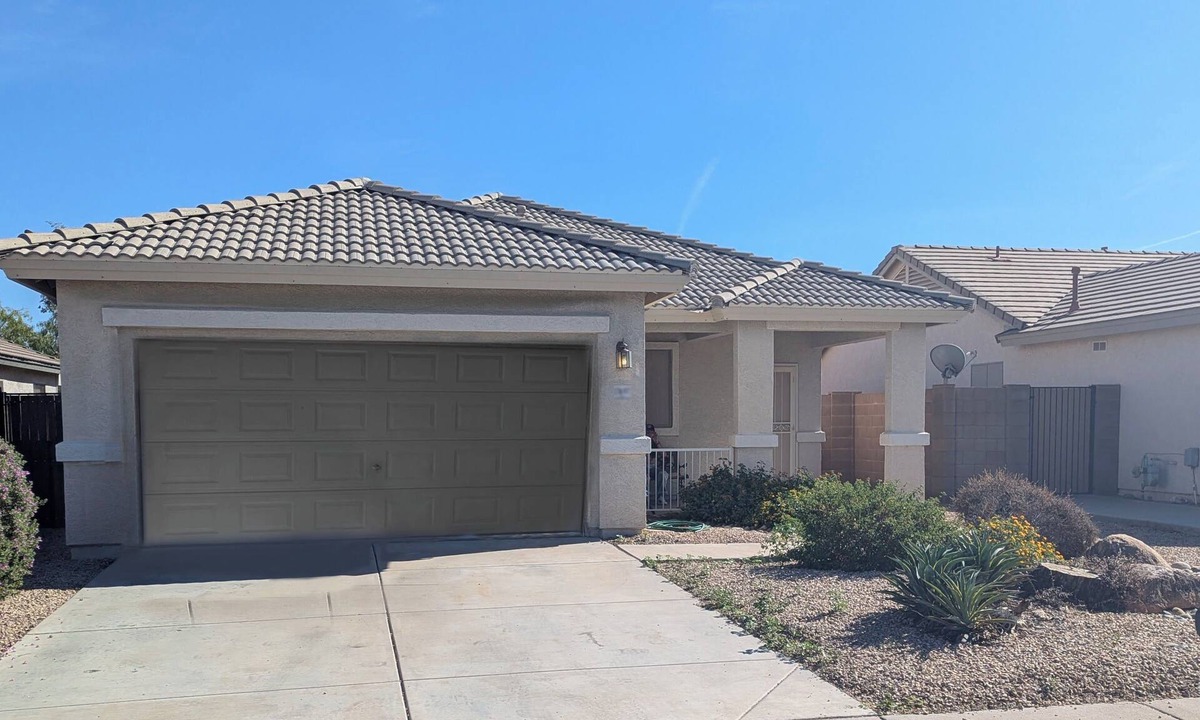 Bell West Ranch House | Cozy Surprise Desert Oasis Kitchen & 4 Bedrooms w/AC. Group & Pet-Friendly!