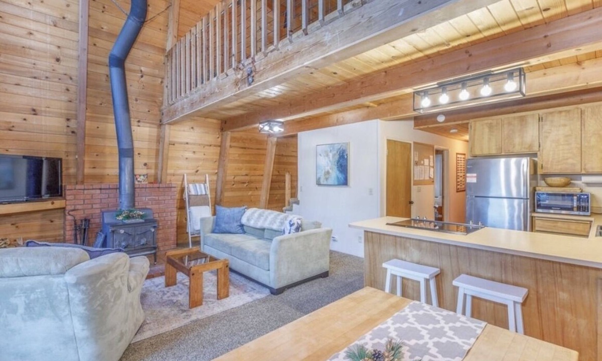 Lake Almanor Country Club Cabin | Cozy Cabin on over 1 acre. 5 min. to lake, close to Mt Lassen. DOGS WELCOME!