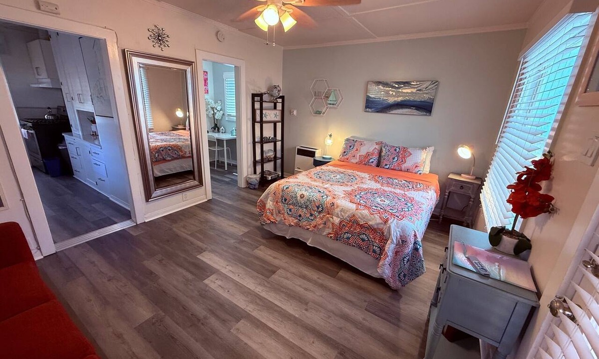 Bluff Heights Apartment | Cute Tropical Beach Studio Walk to Ocean and All!