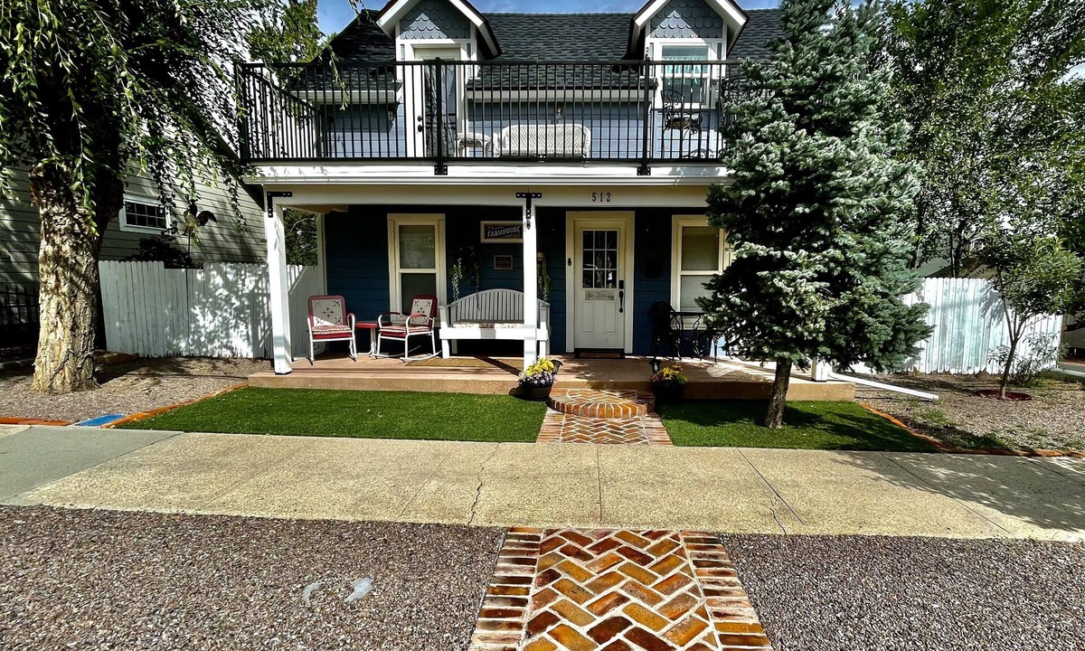 Prescott House | Darling Farmhouse Upstairs 1 Bedroom & Kitchenette Master Suite. Walk Downtown!