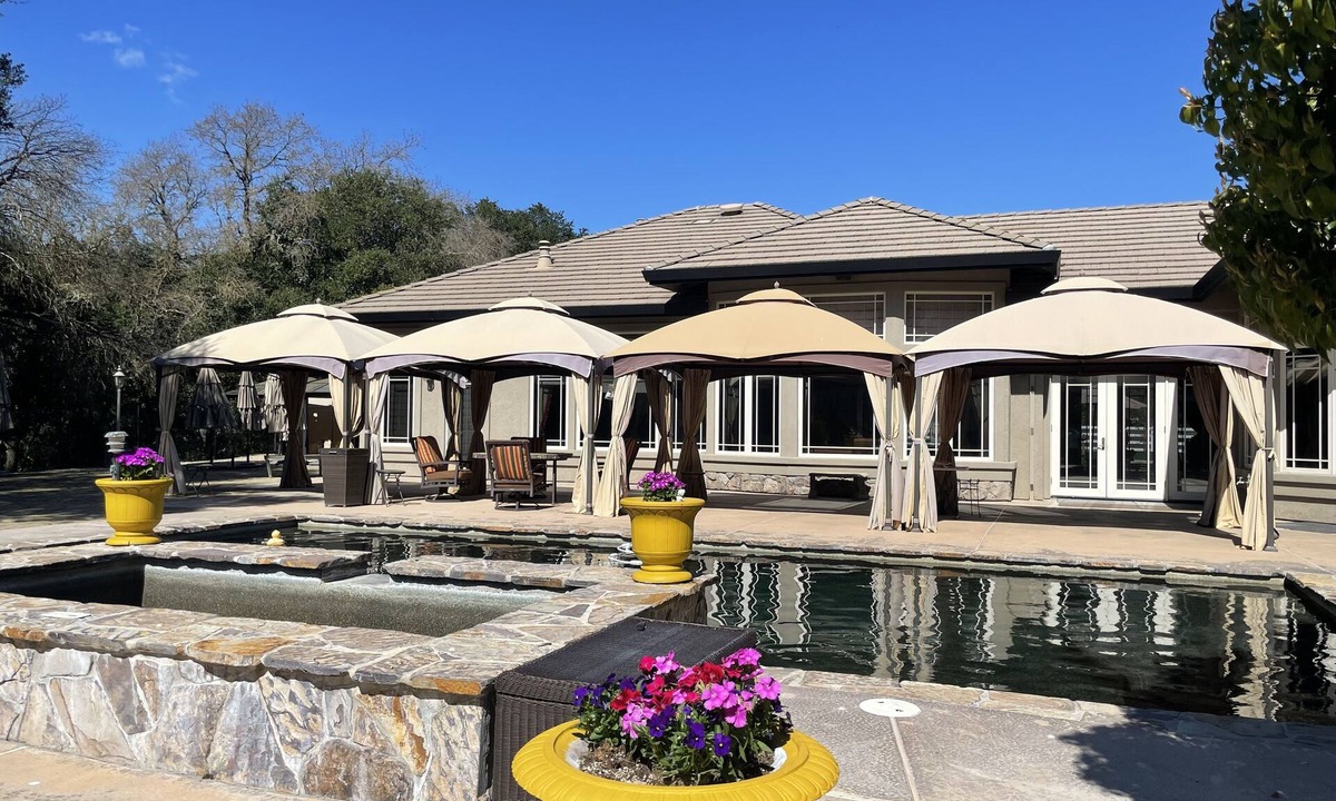 Gilroy House | Delightful 4 bedroom ranch with poolside kitchen