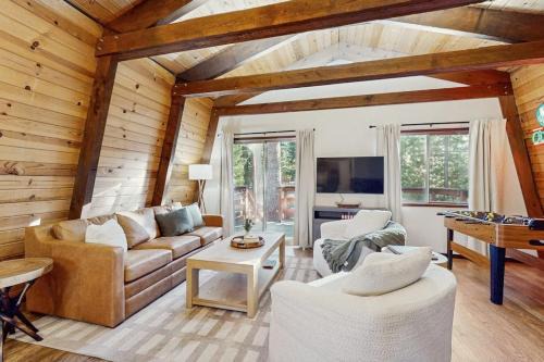 Bijou Park House | Delightful South Lake Tahoe Cabin with BBQ Decks Fireplace - Minutes to Beach&Ski