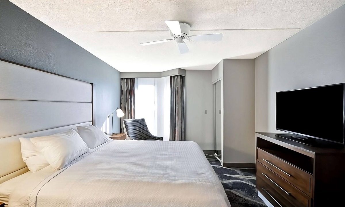 Camelback East Hotel | Desert Oasis Retreat in Phoenix! Free Breakfast, Pool, Kitchen, Pets Allowed!