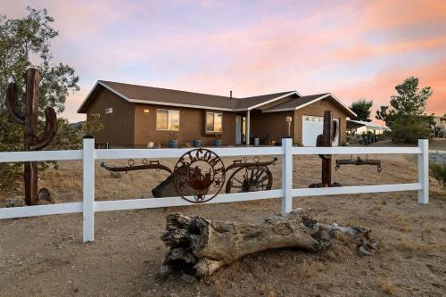Yucca Valley House | Desert Roots Ranch Views Fire Pit Near JTNP