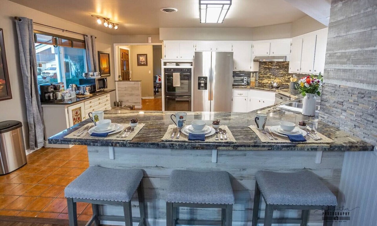 Redding House | Dog Friendly Canopy Lit Pool 2 Masters w/Kings