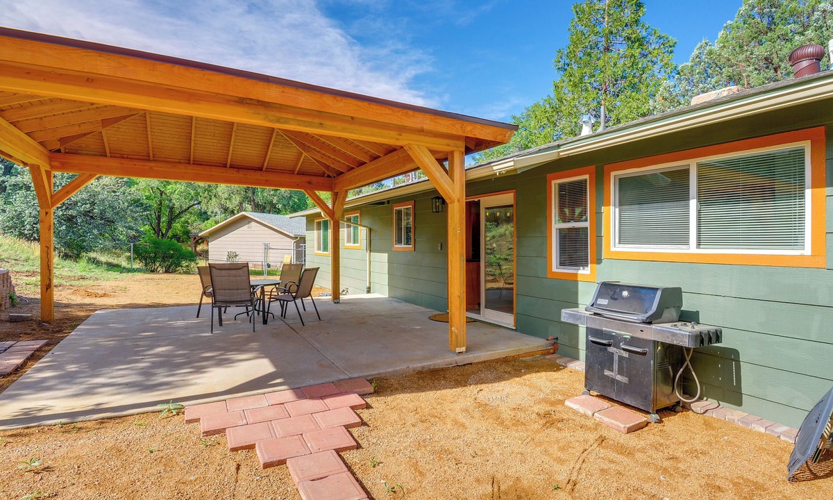 Prescott Heights House | Dog Friendly! Peaceful Wooded Retreat in Prescott