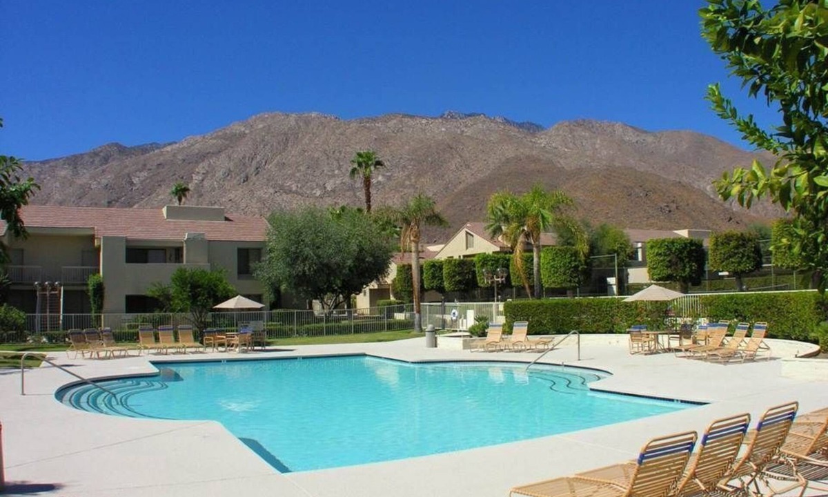 Downtown Palm Springs Condo | DOWNTOWN PALM SPRINGS POOLSIDE LOWER CONDO STEPS TO CASINO