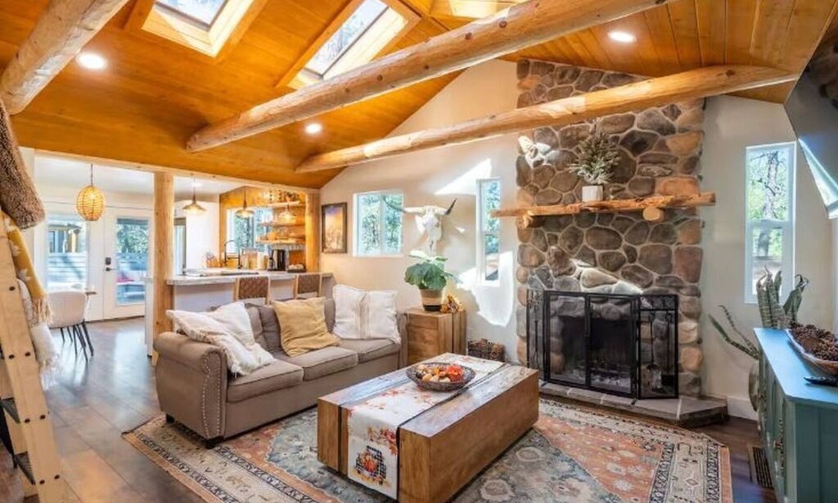 Mountain Club Cabin | Downtown Pine Lodge with Bunkhouse and Hot Tub Great for Family, Friends & Pets!