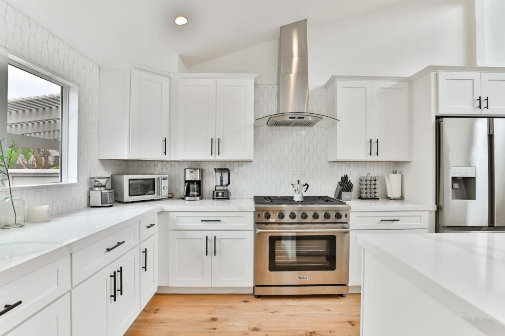 Encinitas House | Dream Home - Steps to Beach, Pools, Shops & Dining