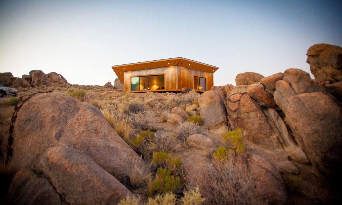 Lone Pine House | East Wind — With sweeping views of Mount Whitney and the Eastern Sierra.