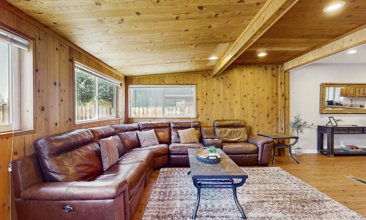 Stateline House | Edgewood Retreat - Hot Tub, Golf Course Views & Walk to Stateline