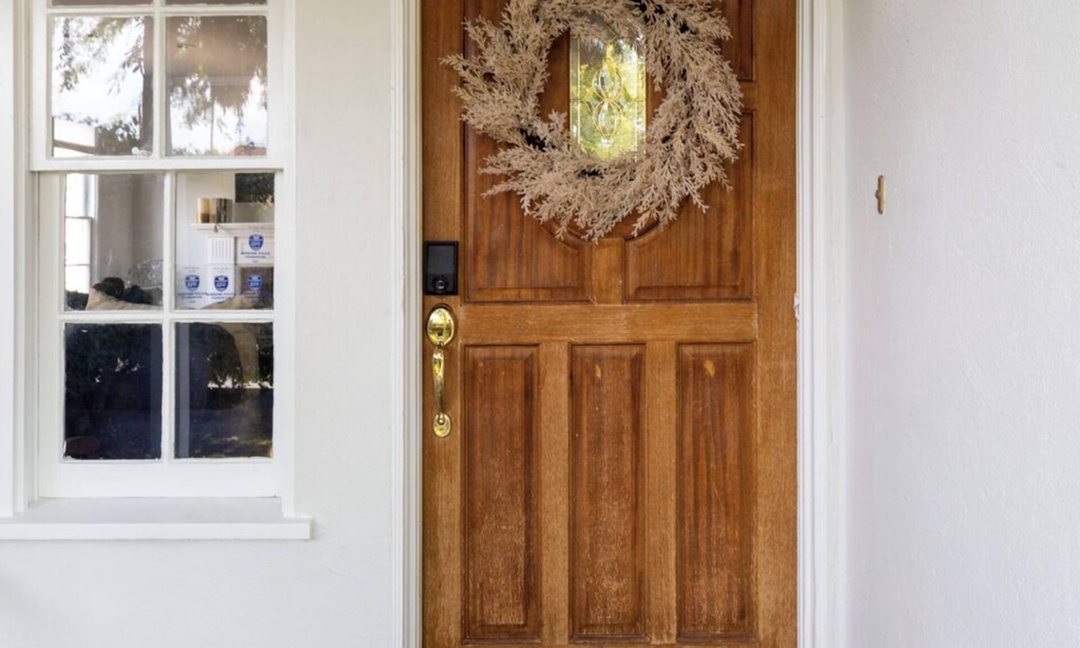 Burbank House | Elegant Burbank Beauty: Affordable Comfort Awaits