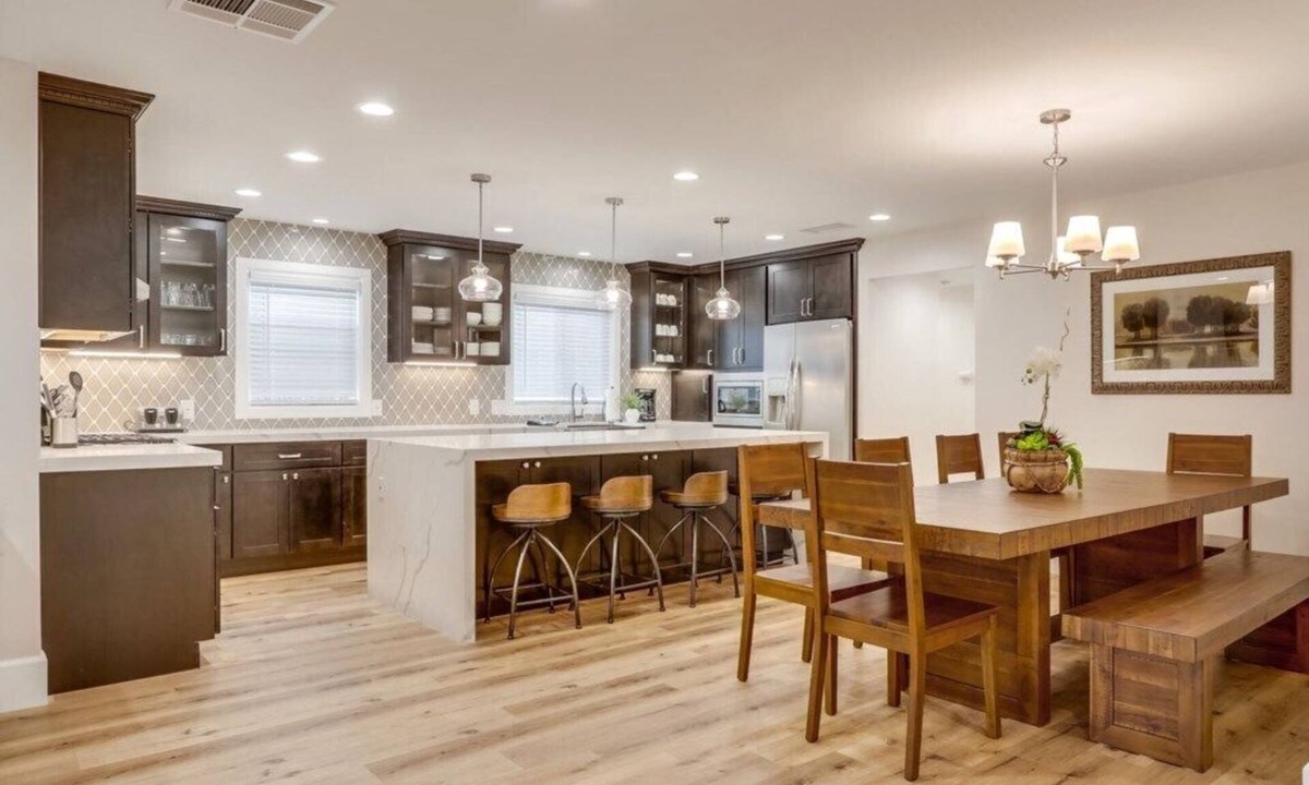 Orange House | Elegant Home w/Lrg Jacuzzi & 3 King EnSuites