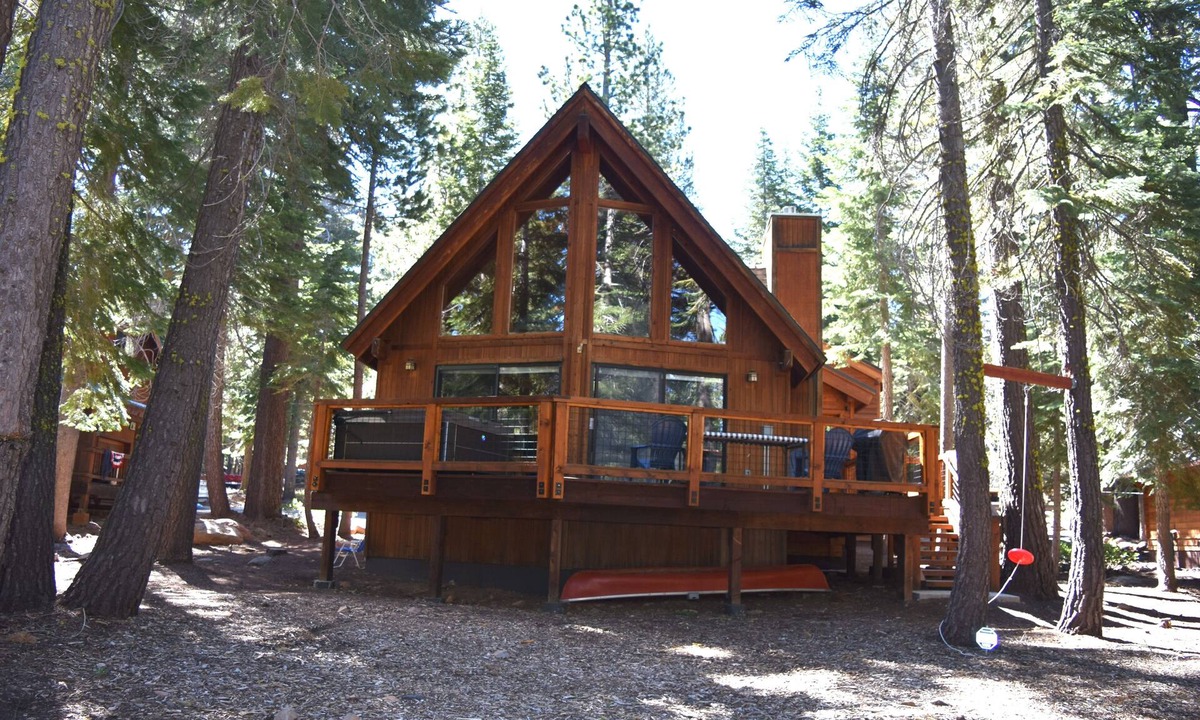 Truckee Ski Chalet | Enchanting Chalet on the 16th fairway of Tahoe Donner