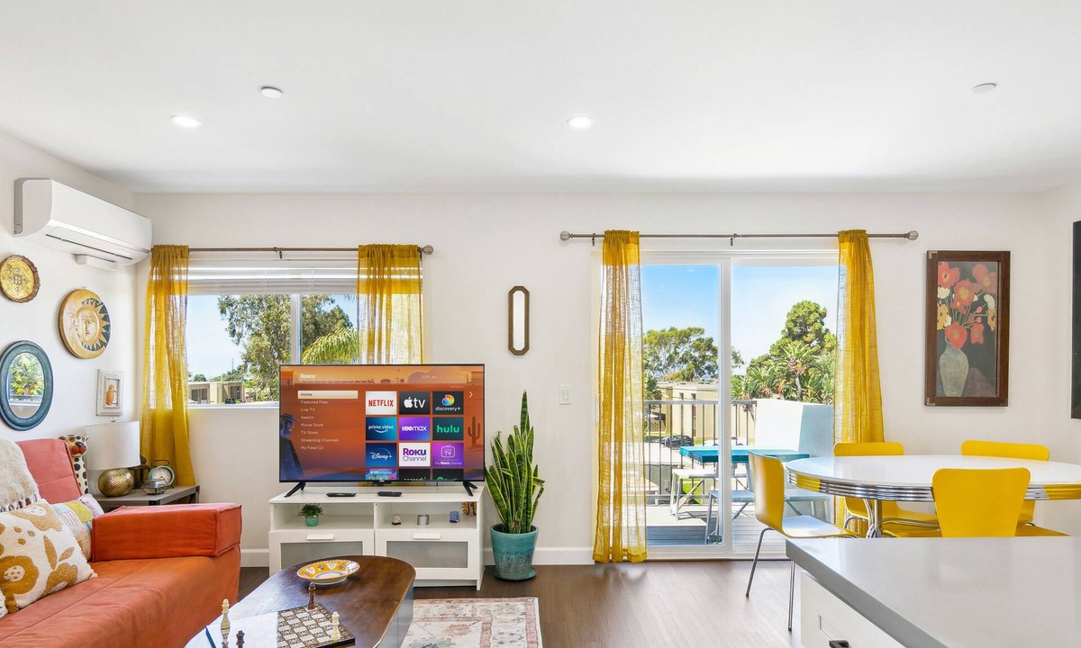 National City House | Entire House w Balcony 10 min to SD Gaslamp, DT, 3BR/3Bth