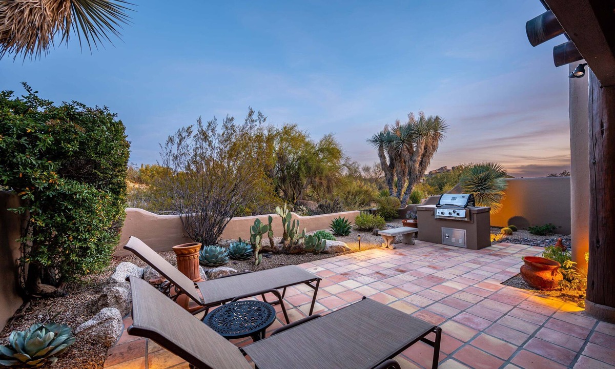 Pinnacle Peak House | Exclusive Boulder's Retreat near Downtown Cave Creek, hiking, scenic views.