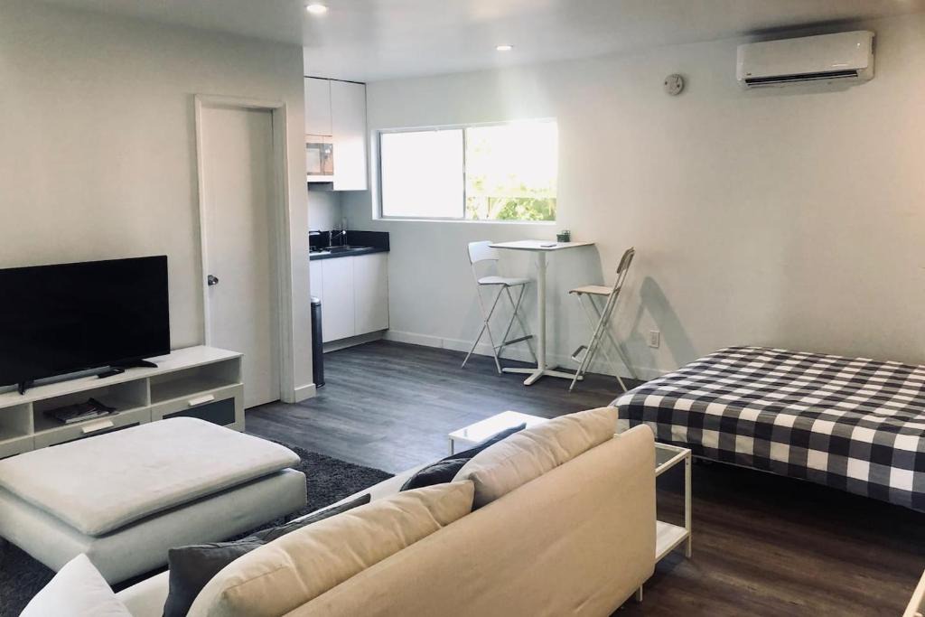 West Los Angeles Apartment | Executive West LA Studio, in courtyard building