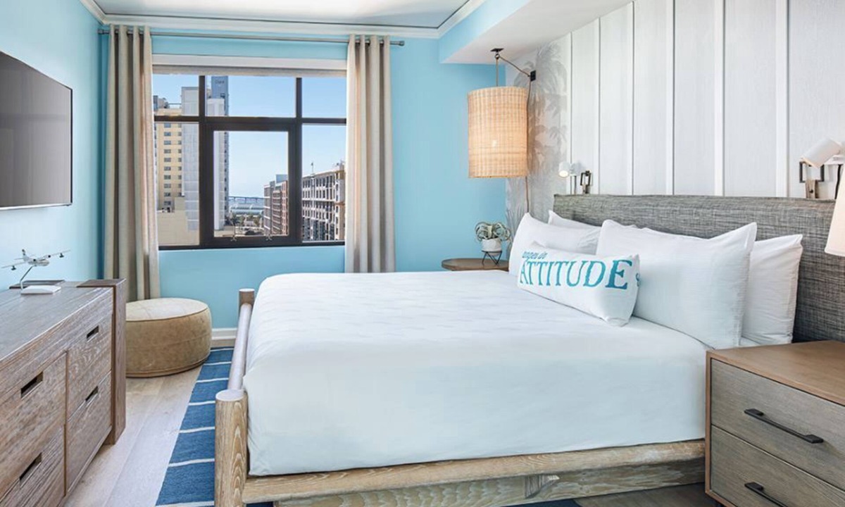 East Village Hostel | Experience Downtown San Diego | Poolside Fun & Downtown Access