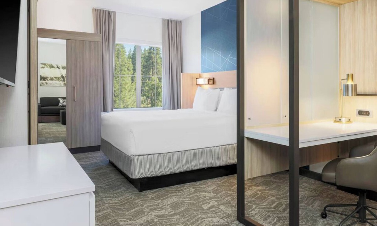 Truckee Hotel | Explore Donner Trails from Modern Room Perfect for Relaxation + Pets Allowed