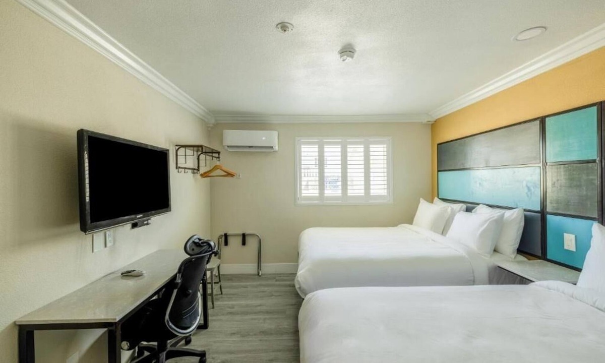 Victorville Hotel | Explore Victorville Sites from Affordable 2 Queen Beds Room