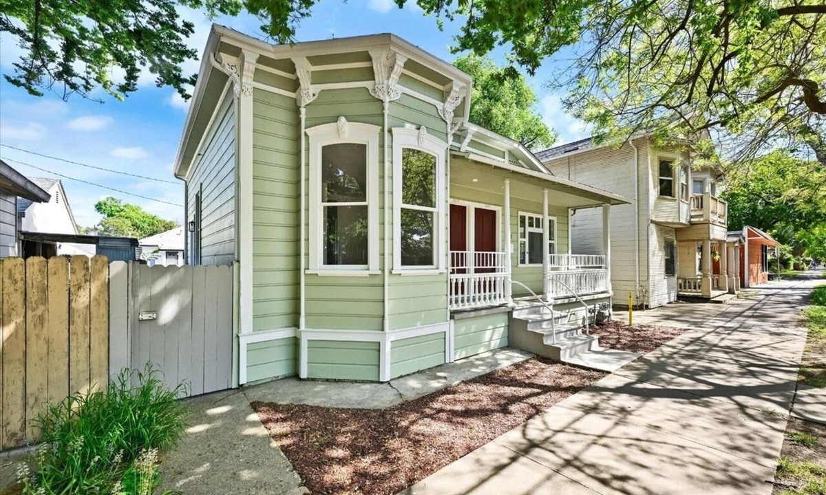 Downtown Sacramento House | Fabulous 1/1+den in the Heart of Sacramento