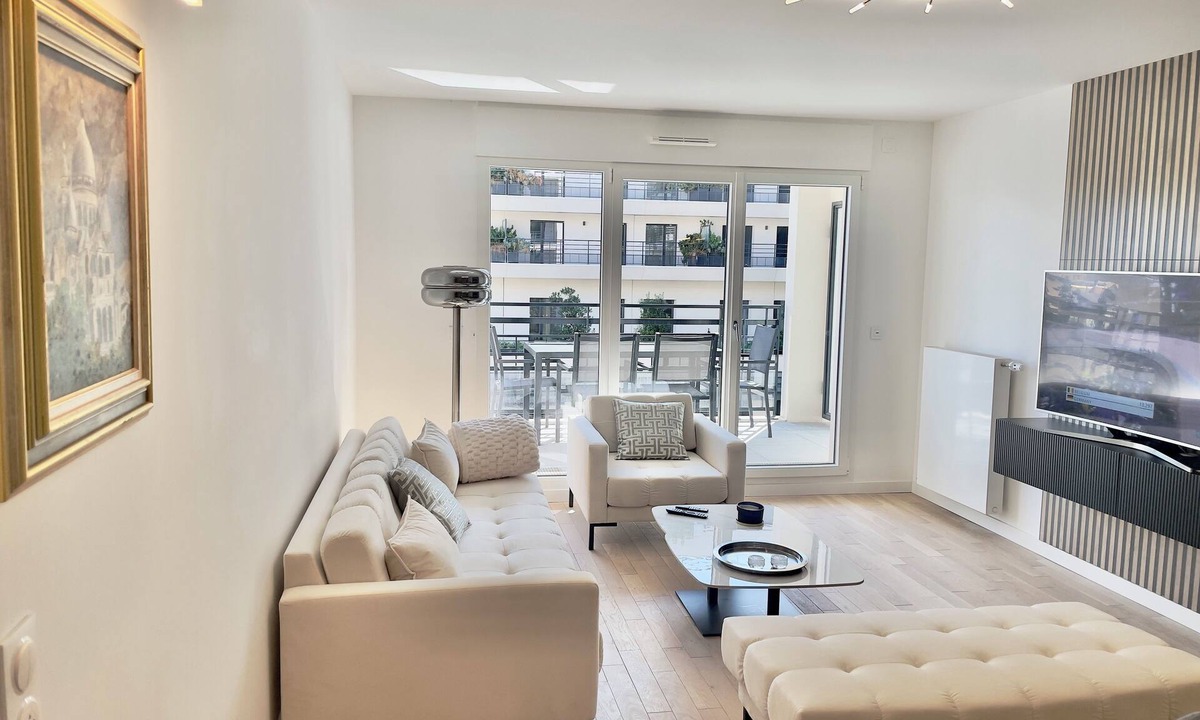 Les Puces de Saint-Ouen Apartment | Fabulous 3BR Apt at the doors of Paris, view on Sacre Coeur, parking, WiFi A/C