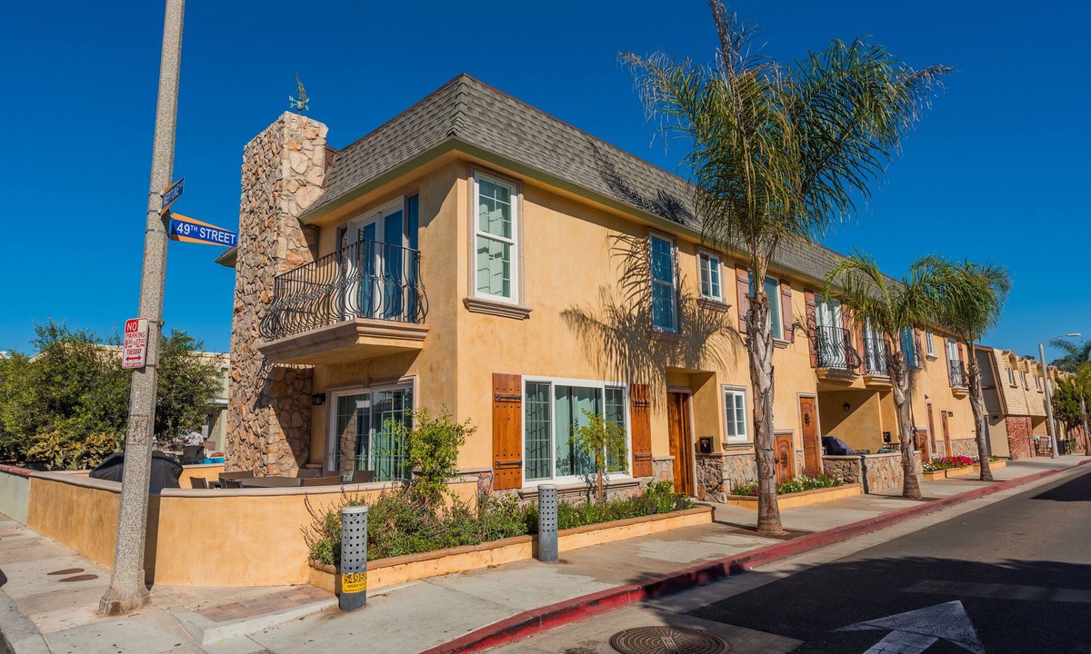 West Newport House | Fabulous Eight Bedroom Townhouse Duplex Near The Sand with AC!