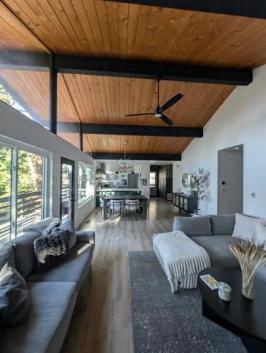 Crestline House | Fam & Pet Friendly Chalet w AC & BBQ - Top Rated
