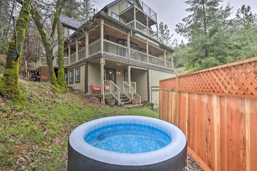 Applegate House | Family-Friendly 'Forest Cabin' w/Hot Tub