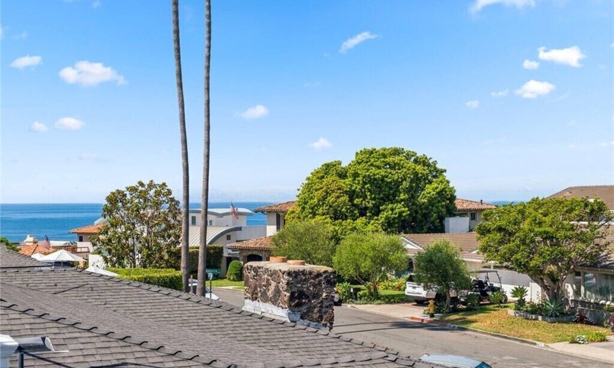 Laguna Beach House | Family home in ideal beach location. Spacious 4 BR home with ocean view.