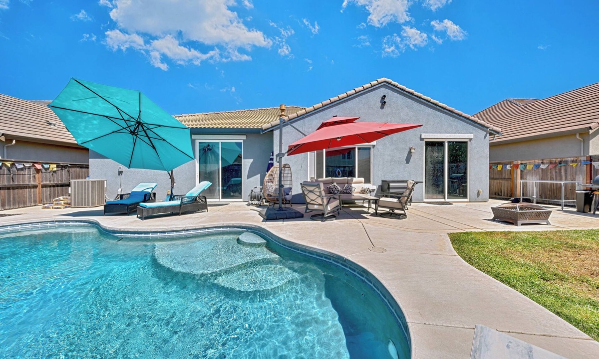 Elk Grove House | Family Pool Home – Saltwater Pool & Fire Pit – 2 King Suites – Sleeps 12