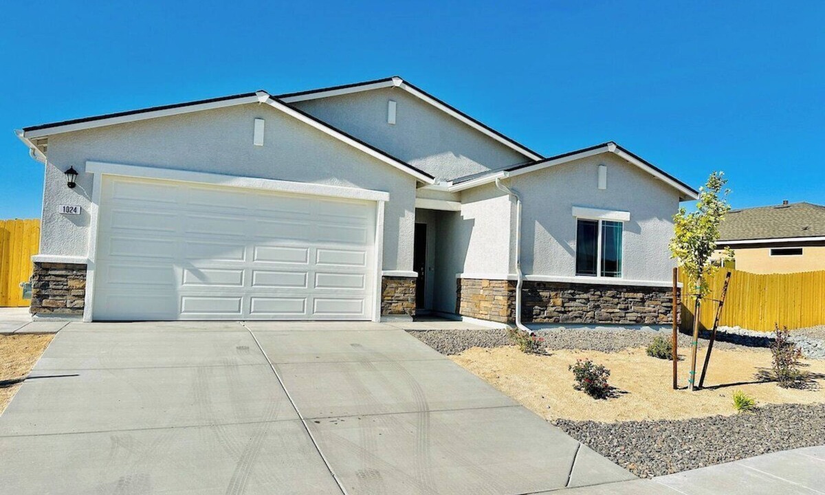 Fernley House | Fernley House-20 Min to USA Pkwy/Pets Welcome/4BR/Sleeps 11