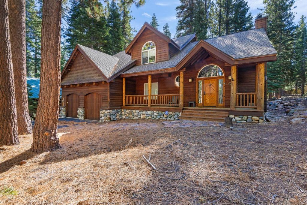 Truckee House | Fox Crossing at Tahoe Donner by Tahoe Getaways - 3BR Vacation Rental w Forested Views & HOA Amenities!