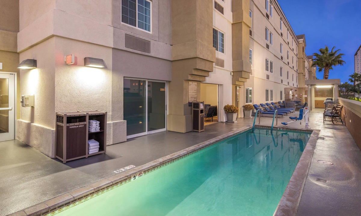Anaheim Resort House | Friends and Family Disney Getaway! Two Studio Suites w/Full Kitchens! Pool!