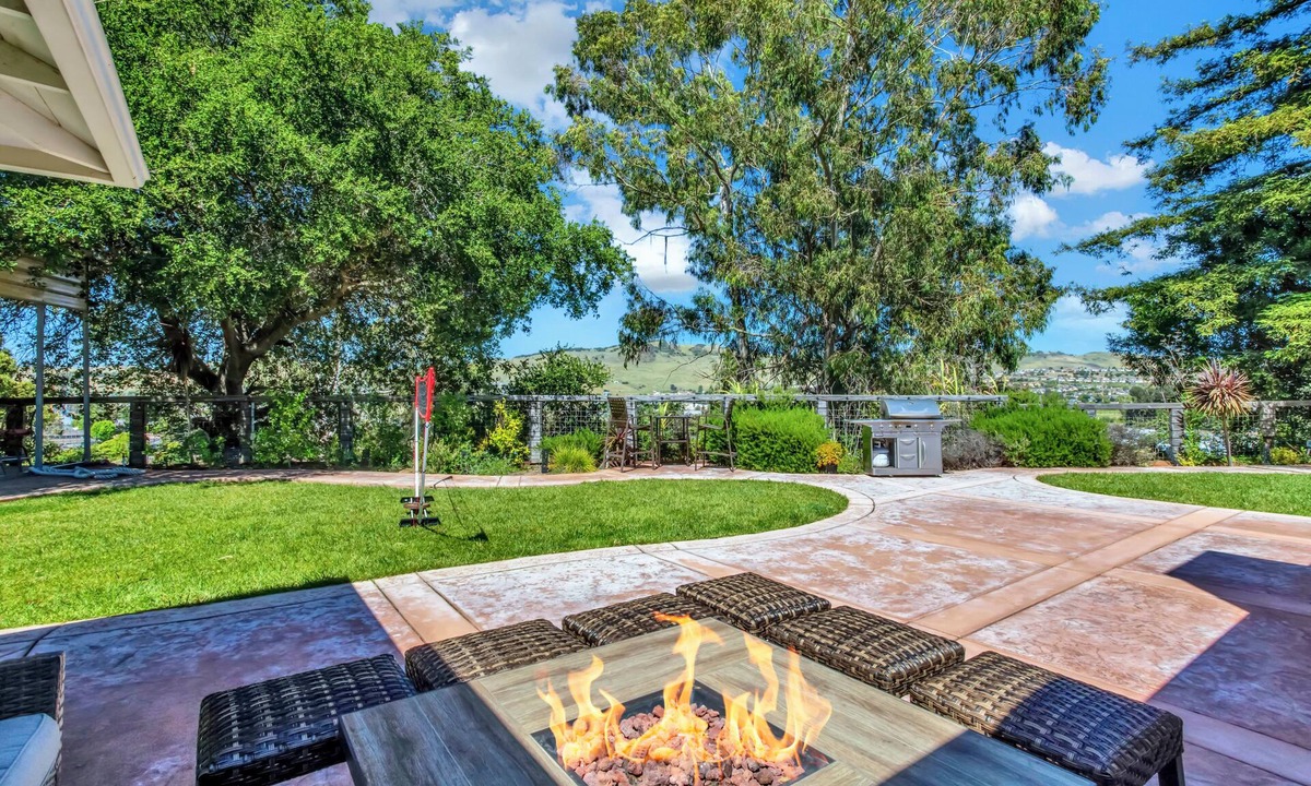 Vallejo House | Fully Remodeled home on top of the hill in Wine country with Hot Tub 🍷