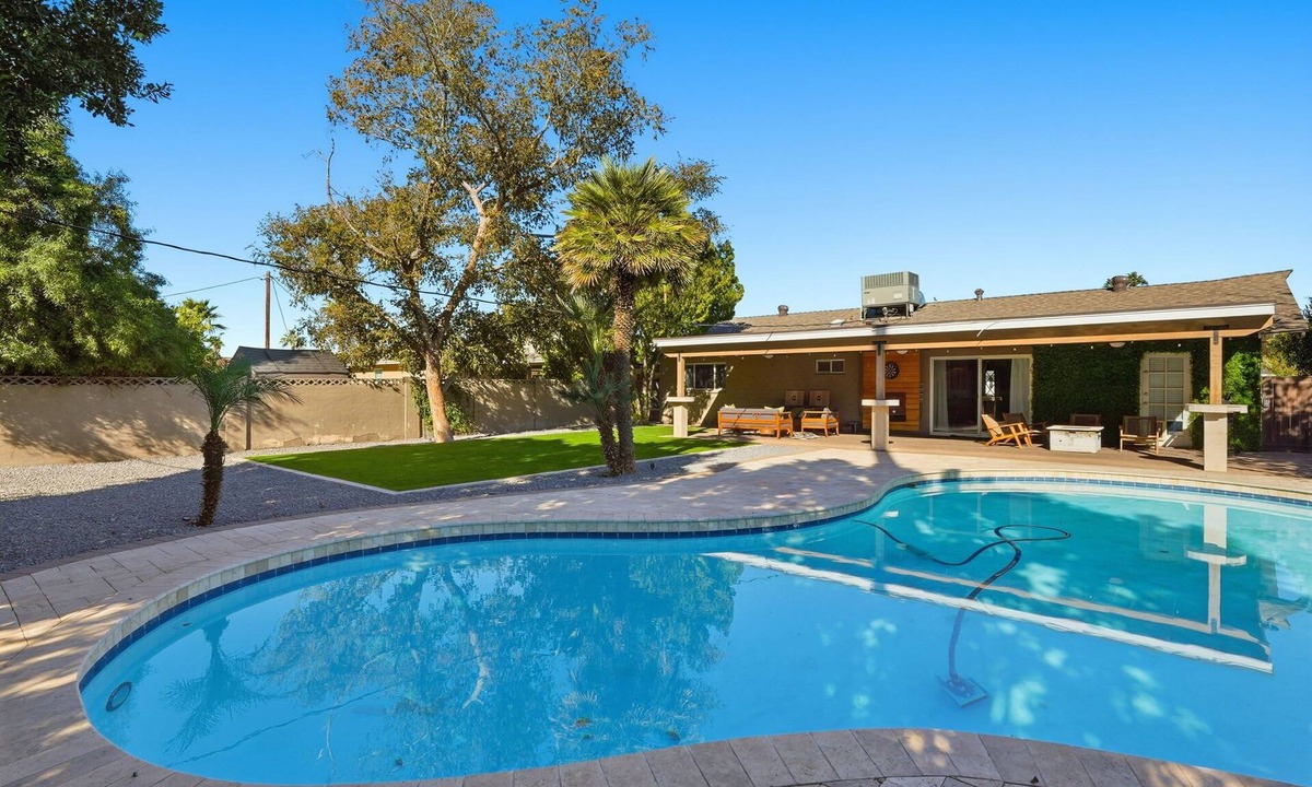 Park Scottsdale One House | Games, Fire Pit, 5 min to Old Town, 2 Queen beds, 1 Bunk Bed.