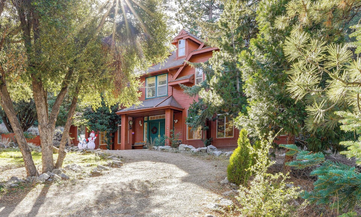 Pine Mountain Club House | Games Galore! Pine Mountain Club Retreat Near Town