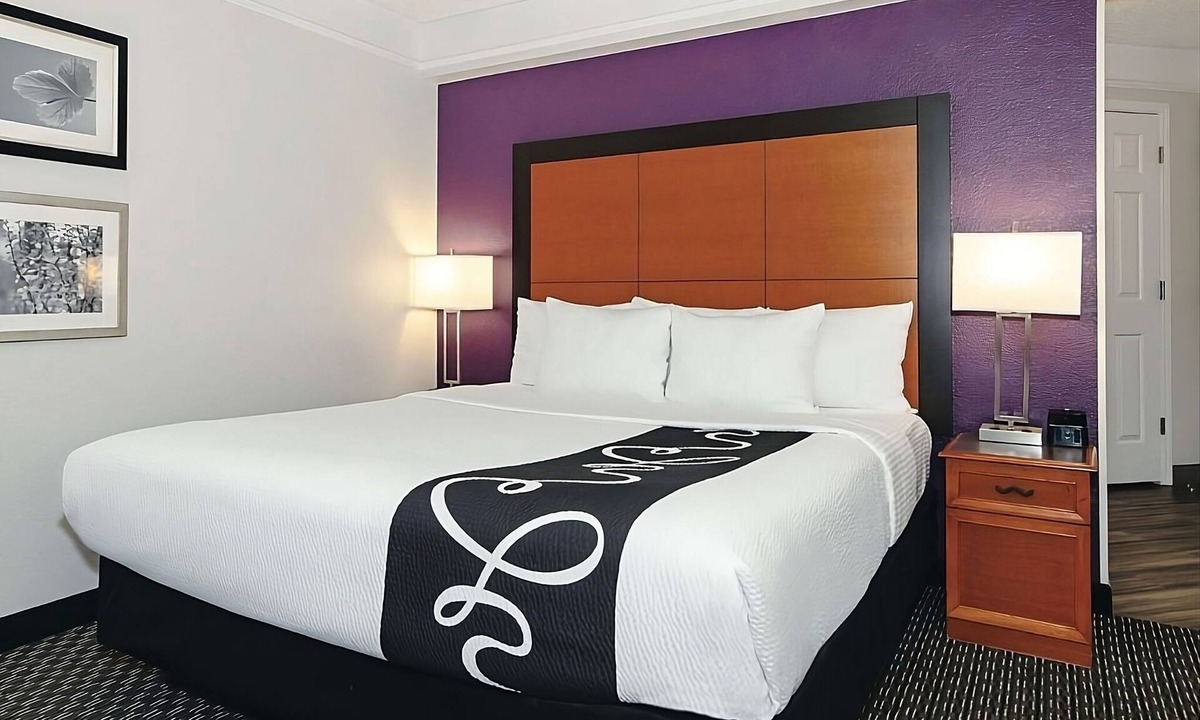 Guasti Hotel | Get Ready for Adventure! Spacious unit Awaits! Close to iFLY Indoor Skydiving!