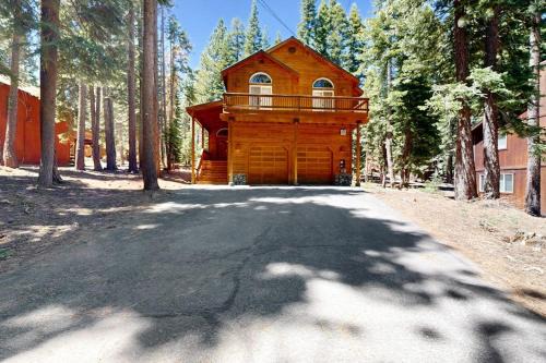 Truckee House | Gorgeous Tahoe Donner home with recreational activities - near ski resorts
