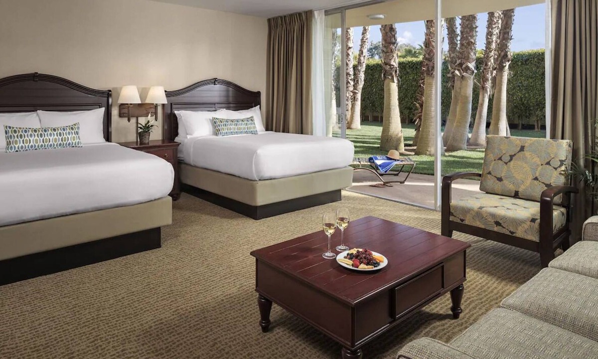 Central Mission Beach Hostel | Great Deal in Mission Bay! Pets Allowed, Pool, Minutes to SeaWorld San Diego!