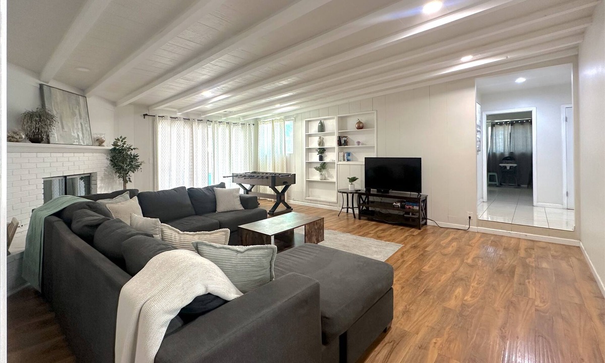 Southwest Anaheim House | Group-Friendly Anaheim Stay – Spacious, Cozy, and Close to Disneyland BOOK NOW!