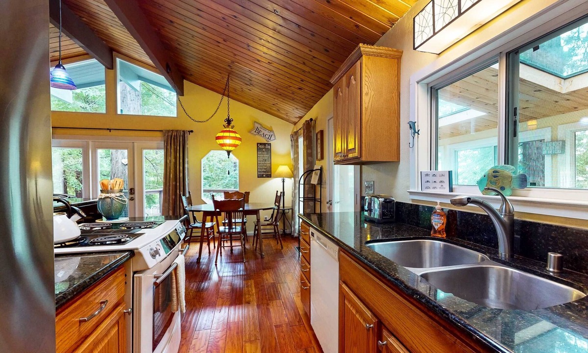 Anchor Bay House | Gualala 3BR hot tub — Cozy House with Ocean Views, Privat
