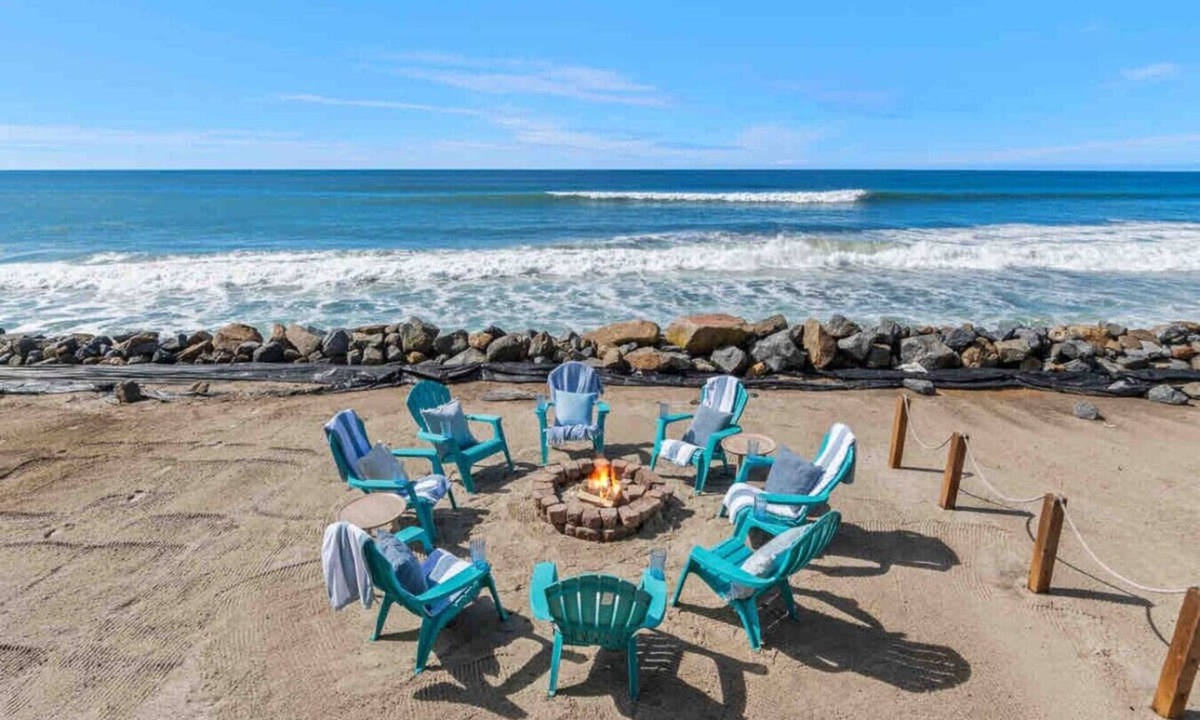 South Oceanside House | Guest Favorite! Fire Ring on Sand Walk to Village