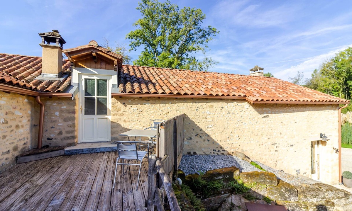 Plazac Bed & Breakfast | Guest Room 'Le Moulin De Mayence Fleur Orchidée' with Shared Pool, Wi-Fi and Air Conditioning