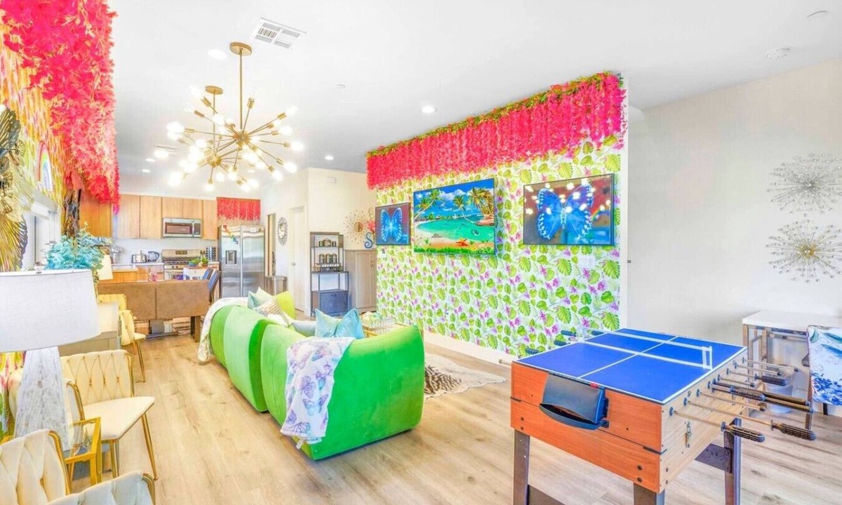 North Hollywood Villa | H. Cute NoHo 5BR by Universal + Balcony: Fifa Sofi