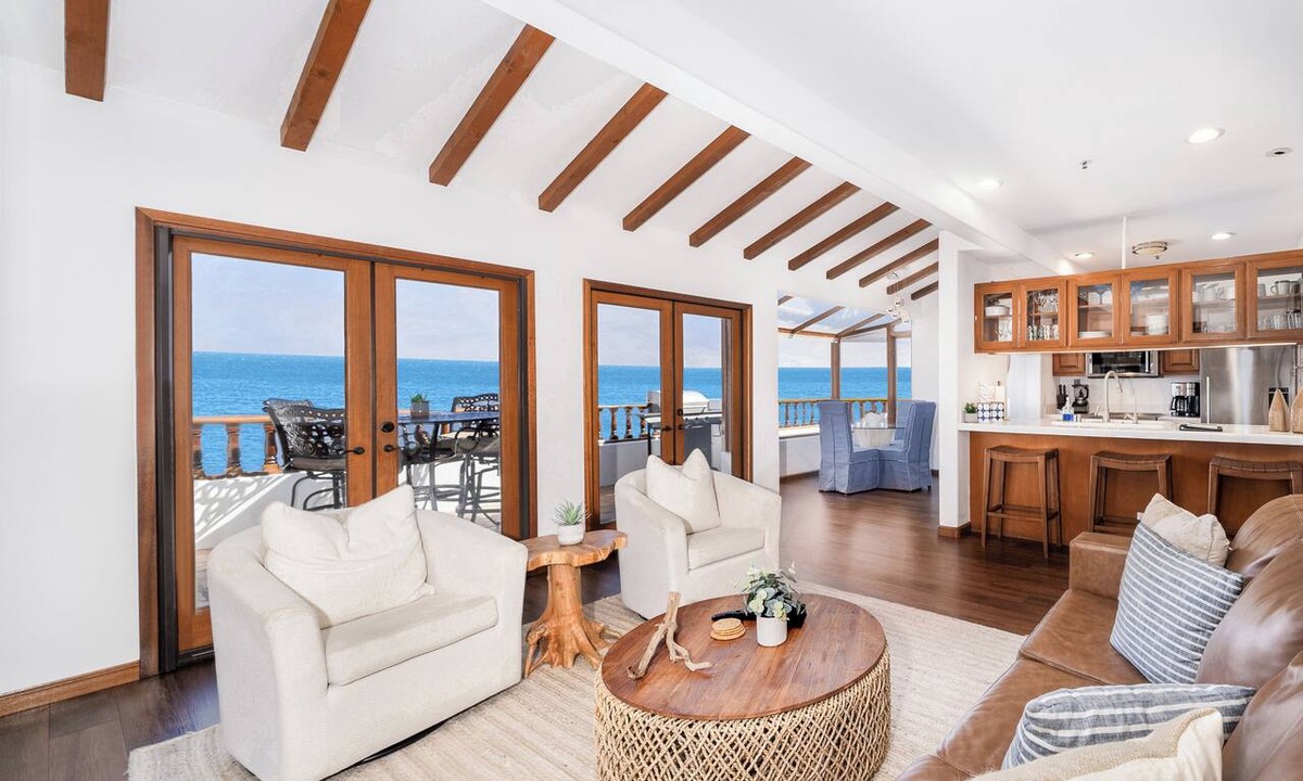 Catalina Island Condo | H168 10/10 stars - Immaculate Remodeled Corner Condo w/Fireplace, New Golf Cart