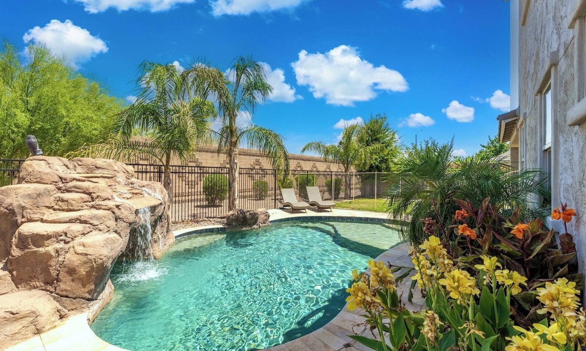 East Mesa House | HEATED POOL in massive 2800 sq foot 4 bed house within 20-25 min of major cities